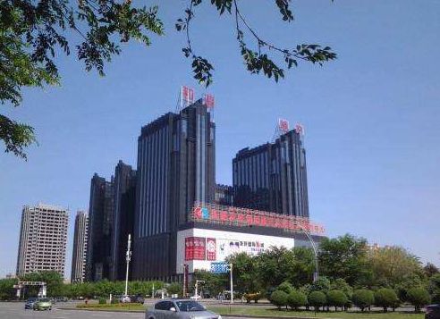 和谐国际广场 已建成塔楼群实拍，楼顶有项目标识