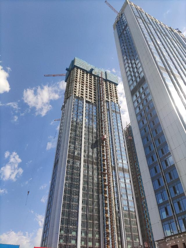 绿城广场留香苑 1# 楼在建实拍，楼顶有绿城标识